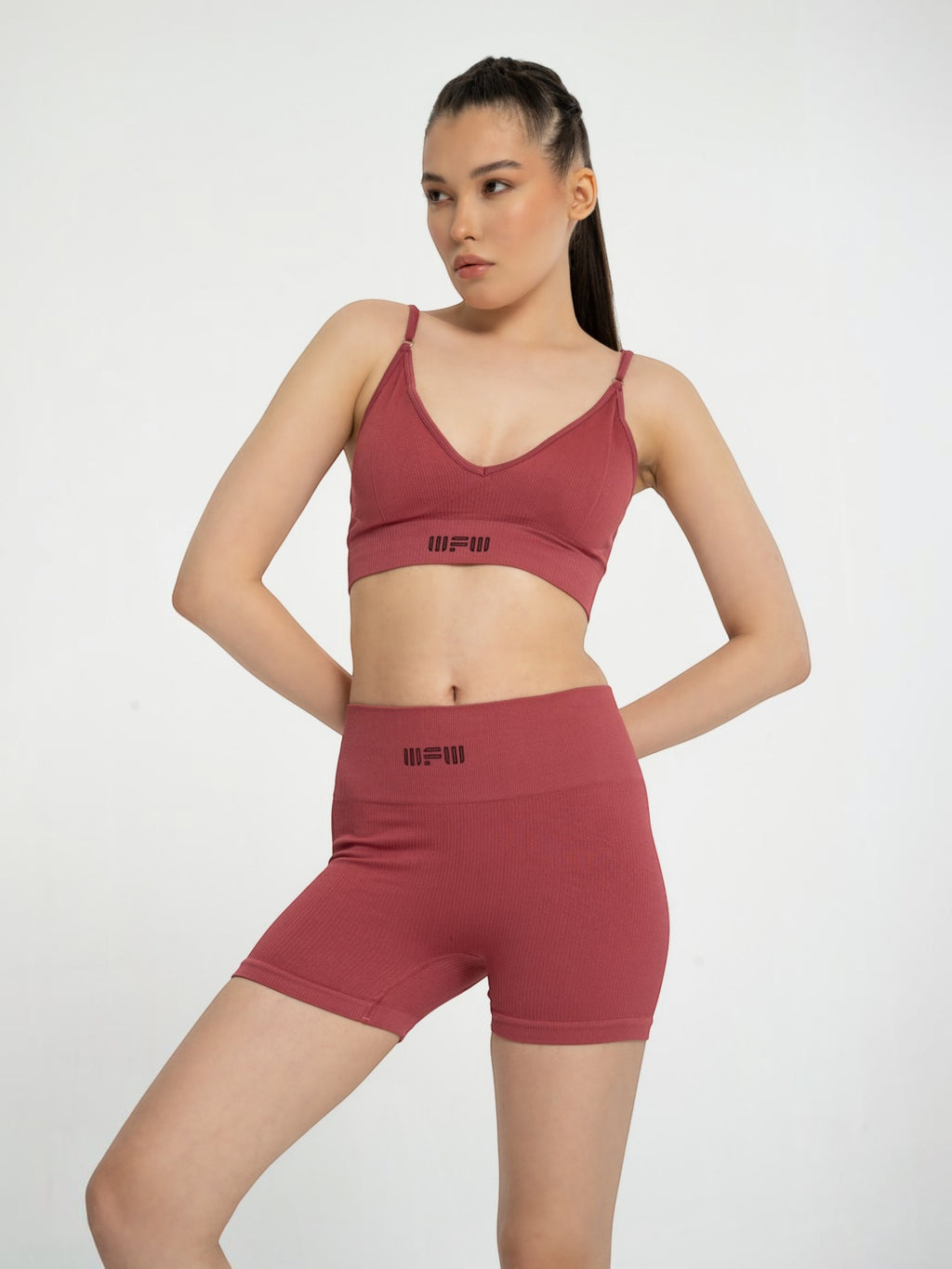 W-Neck Seamless V-Neck Adjustable Strap Ribbed 2-Piece Workout Shorts Set (Bra & Biker Shorts)